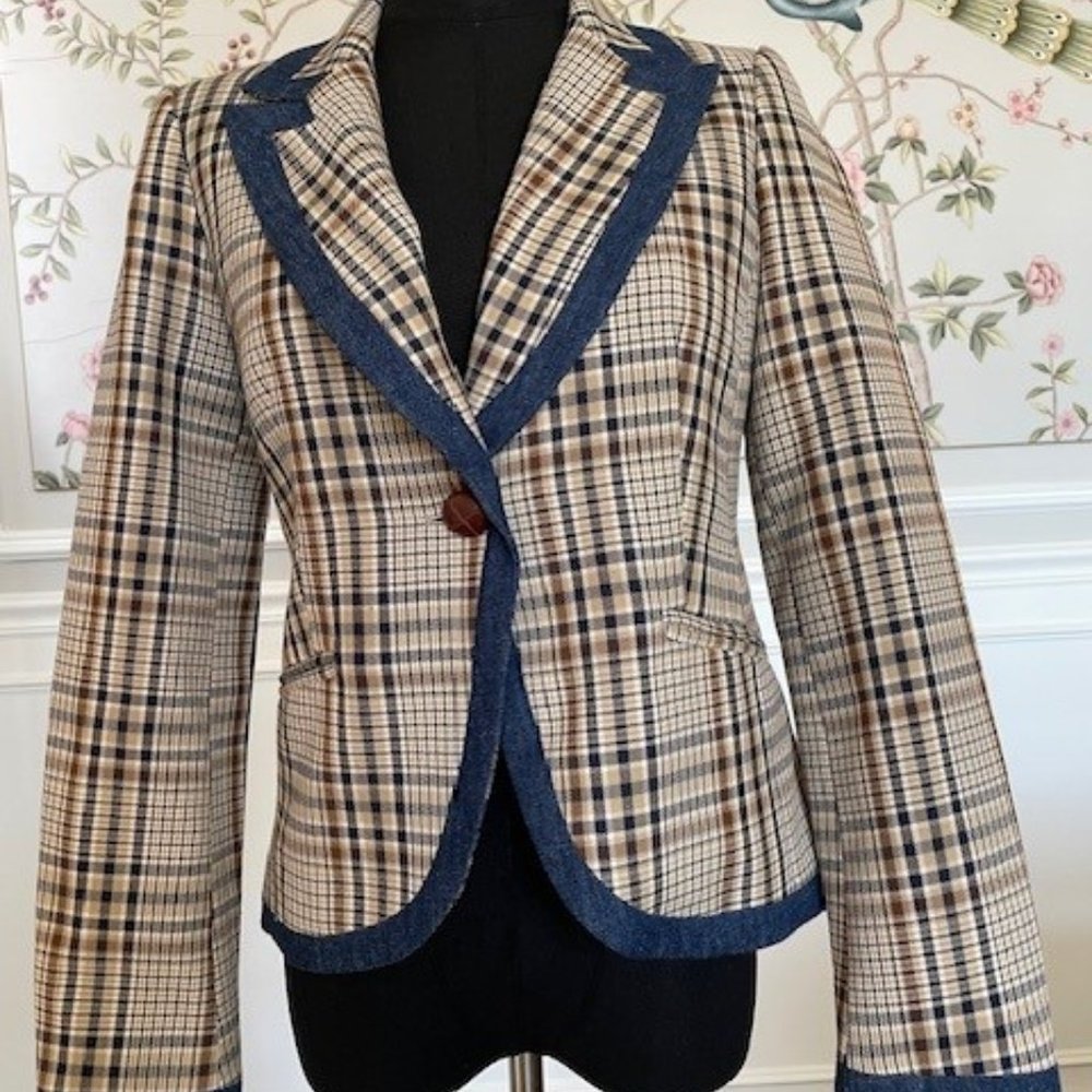 Drew Blazer XS.  NWOT. Pristine never worn.  Beige w Navy/Denim detail.